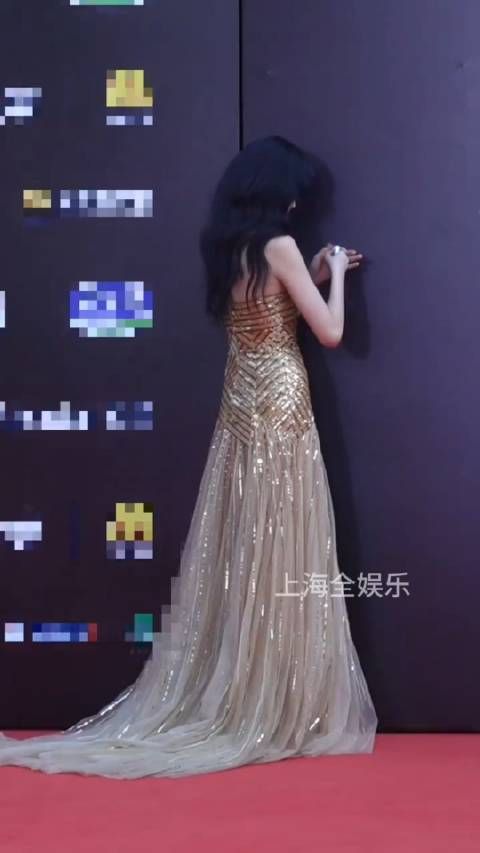 女艺人由红毯。如果穿着大胆,该不该遮遮掩掩?