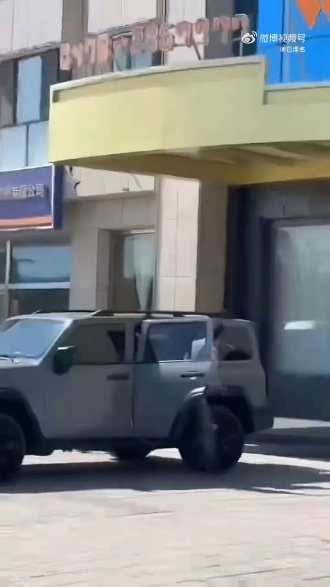 谭松韵来向往的生活啦了，这个拥抱是久违的老友呀