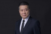 他是著名演员,娶小9岁老师为妻,生双胞胎儿子,如今子承父业成他骄傲
