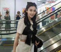 杨颖带儿子外出被网友偶遇!引起网友热议