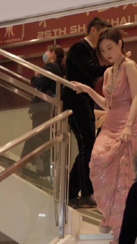 倪妮下楼梯瞬间，摇曳生姿，真美神降临