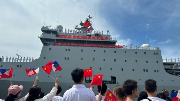 中国海军戚继光舰首次访问菲律宾
