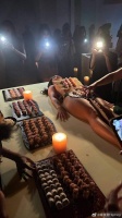 侃爷Kanye West生日派对上的“女体盛”环节持续引发争议!