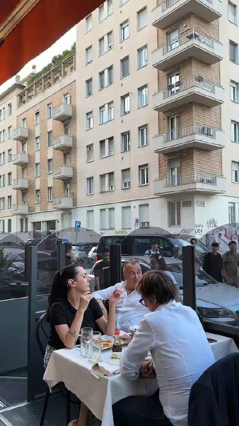 网友意大利偶遇杨洋，前边保镖这个表情