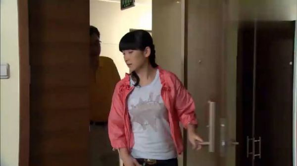 美女和前夫同居，不料回家却听到奇怪声音，打开门尴尬了