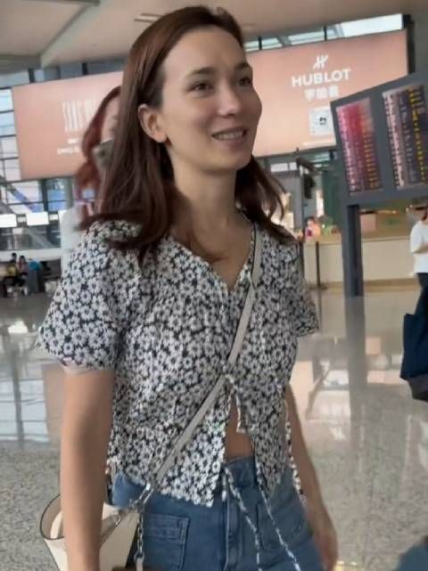 卢靖姗素颜现身机场,她说后悔自己没化妆