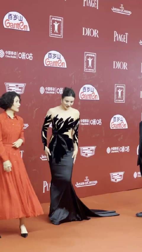 宋佳一袭黑礼服宛如黑天鹅，真的好美好有气质！
