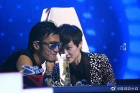 一次,李宇春送给了谢霆锋一把100万的吉他,谢霆锋却问道:春春,你长得十分好看,为什么要中性打扮,不打算找男朋友了吗?