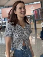 卢靖姗素颜现身机场,她说后悔自己没化妆
