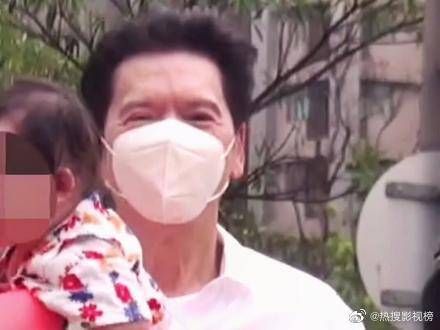 向华强与儿媳带孙女向芷逛街……
