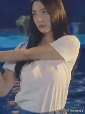 性感女神克拉拉丰满迷人，身材火辣