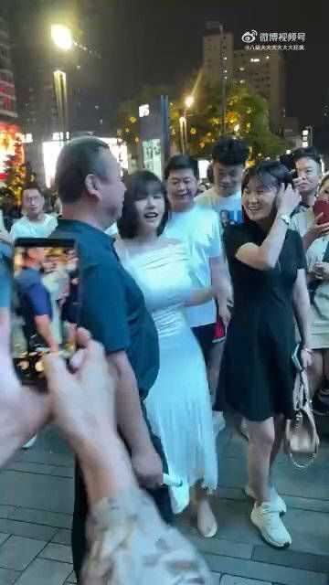 这样的女人到哪里都是焦点！