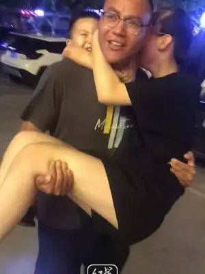 为了不让15岁女儿吃醋，爸爸抱着儿子背着女儿，爷仨笑开了花