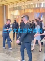 偶遇王子文好漂亮又有气质，就是高跟鞋有点高，走路都困难了