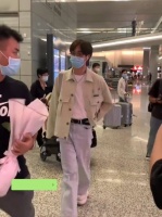 伊能静带着儿子机场，好多人追着拍！