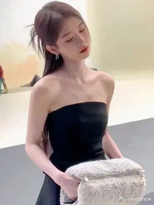 抹胸小黑裙底下的高级感!