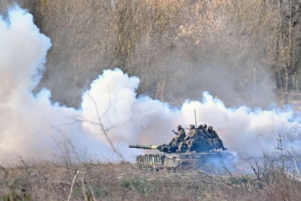 资料图：当地时间2023年2月20日，乌克兰士兵在距离白俄罗斯边境几公里的切尔诺贝利地区参加军事演习。图源：视觉中国