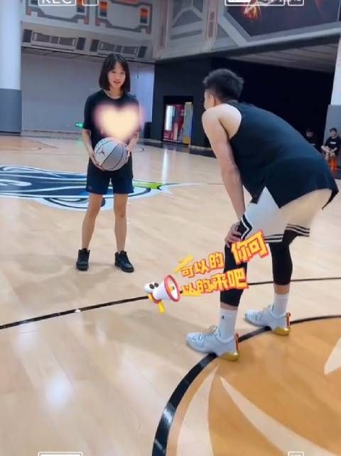 吴尊女儿neinei和郭艾伦打篮球,neinei似乎是害羞了……