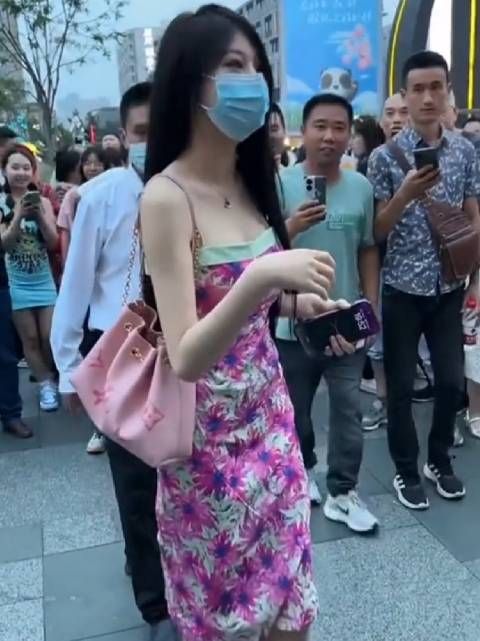 别怪我说实话,这裙子颜色是一样,但人的气质……