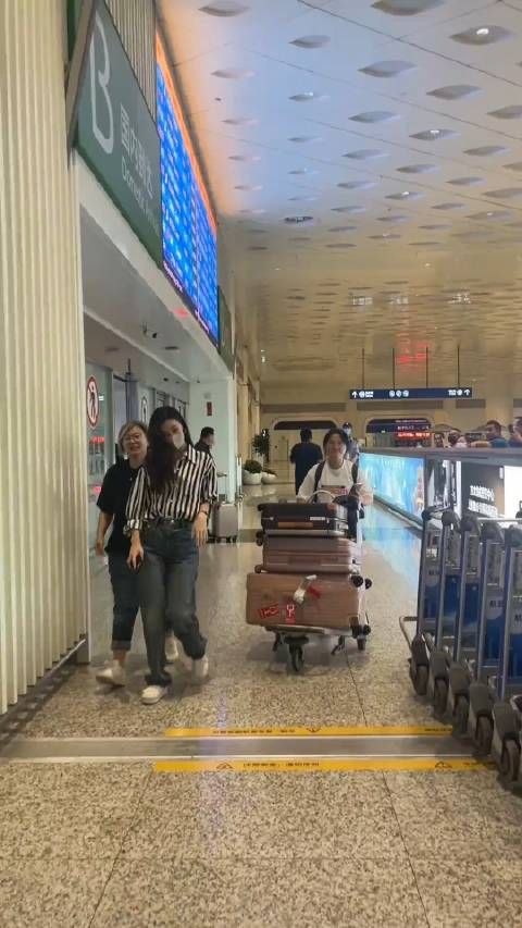这就是香港艺人吧，她们不排斥粉丝的接机……
