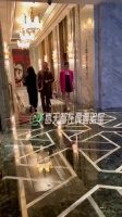 路人镜头下的张萌,拒绝拍摄。好像是喝酒了,喝酒上脸?