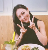 江若琳抱着儿子分享首张三代同堂全家福 坐月子中的她面色红润
