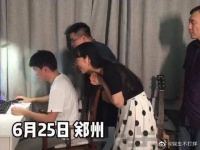 老师帮助学霸查分,得知总分后学霸淡定,妈妈窃喜不语……