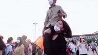 97年,河南光棍收养女弃婴,女婴长大后扛着养父看天安门升国旗