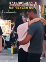 路人街头拍到引人注意的一幕,女子抱着黑人男友忘情的亲吻……