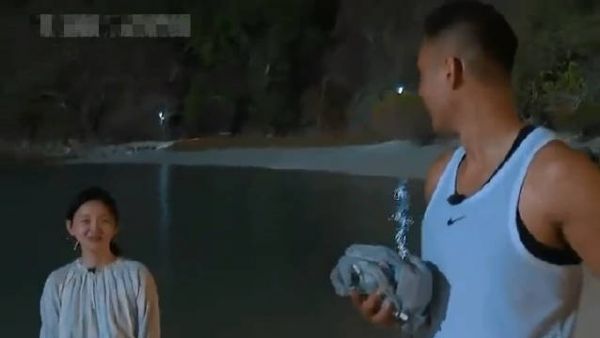 之前综艺里，陈建州邀请大S玩水，大S说自己的裙子沾了水会透明……