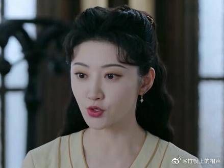 同样是景甜的手差别怎么那么大，一时不知道是手小还是头大了