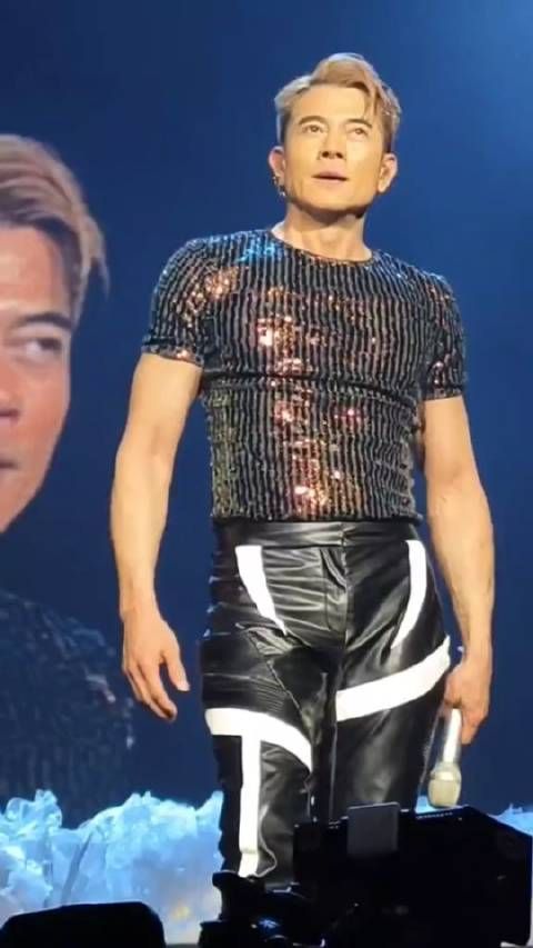 郭富城最新演唱会现场,58岁依然魅力四射,活力满满……