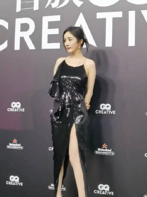 杨幂亮相盛典红毯,360度无死角的美,简直挪不开眼睛……