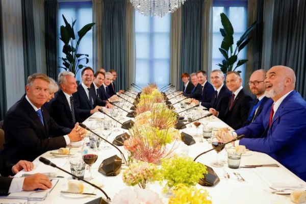 ▲斯托尔滕贝格27日在海牙与多位北约国家领导人共进晚餐（美联社）