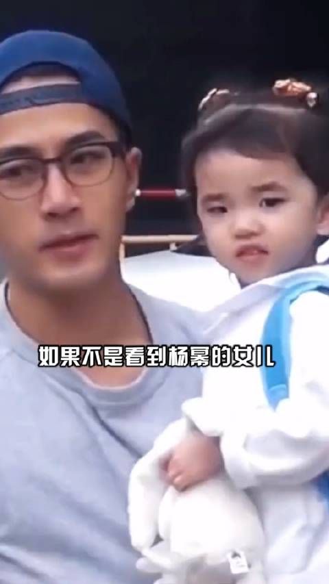 人人都说戚薇生了个自己,看见杨幂女儿才知道,什么叫基因强大