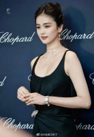 有网友说白鹿不愧是网红出身的,哪怕戴上了大牌气质也撑不起来……