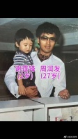 1982年,周润发抱着2岁的谢霆锋去商店买玩具的照片……