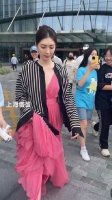 路人镜头下的江疏影,上海的天气真的太热了……