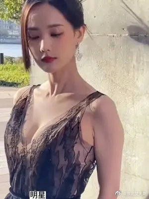 32岁的李一桐参加活动,调皮可爱,古灵精怪