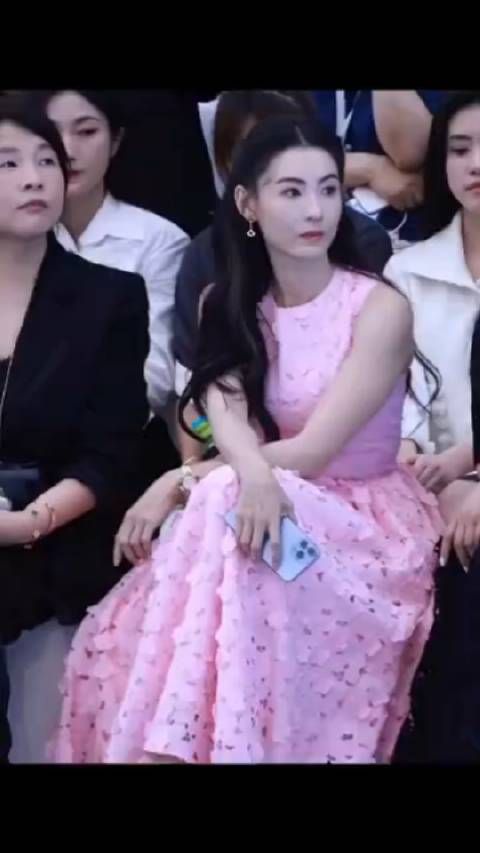 张柏芝年纪这么大了，依旧美丽动人，仿佛17岁的少女