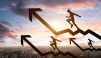 赴港开户热再起:有人七点排队等开户,金融机构8%高息揽储