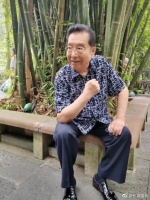 著名歌唱家李双江外出游玩被偶遇,84岁满头黑发面色红润状态好