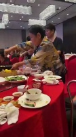 菜还未上完,大妈就再现经典一幕,同桌女子直接笑出声……