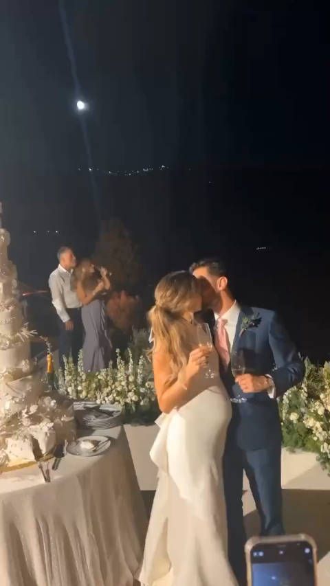 B席今日大婚!新婚快乐!曼城队友受邀参加