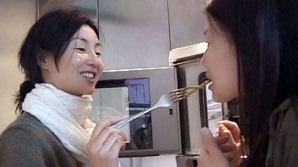 58岁张曼玉晒巴黎生活,豪宅内素颜下厨做饭……