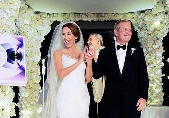李玟与Bruce的结婚照 图源微博