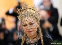 歌星李玟才离世！64岁麦当娜惊传脑死亡，她30年好友曝其现状