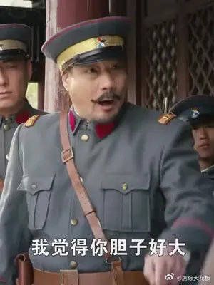 警察把姑娘挂城门示众,哪知她竟是大帅女儿,吓得立马跪下