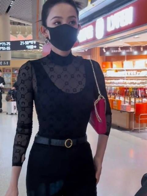 古力娜扎 身穿透视装现身机场,身材堪称完美!