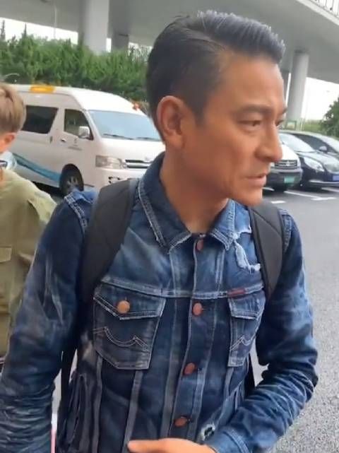 偶遇到刘德华,就只身一人没有任何保镖,太接地气了